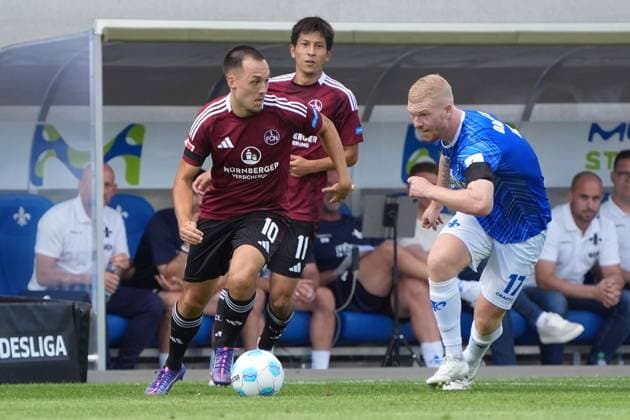 Julian Justvan (1. FC Nürnberg, 10) gegen Kai Klefisch (SV Darmstadt 98, 17) - 25.08.2024 2. Bundesliga, Saison 24 25: SV Darmstadt 98 vs 1. FC Nürnberg, Stadion am Boellenfalltor, emonline, emspor,