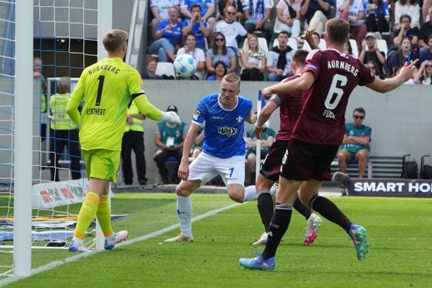 Chance für Isac Lidberg (SV Darmstadt 98, 07) - 25.08.2024 2. Bundesliga, Saison 24 25: SV Darmstadt 98 vs 1. FC Nürnberg, Stadion am Boellenfalltor, emonline, emspor,