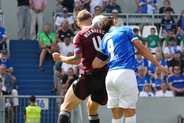Finn Jeltsch (1. FC Nürnberg, 4) bleibt nach dem Zusammenstoß mit Frasier Hornby (SV Darmstadt 98, 09) liegen und muss behandelt werden - 25.08.2024 2. Bundesliga, Saison 24 25: SV Darmstadt 98 vs 1. FC Nürnberg, Stadion am Boellenfalltor, emonline, emspor,