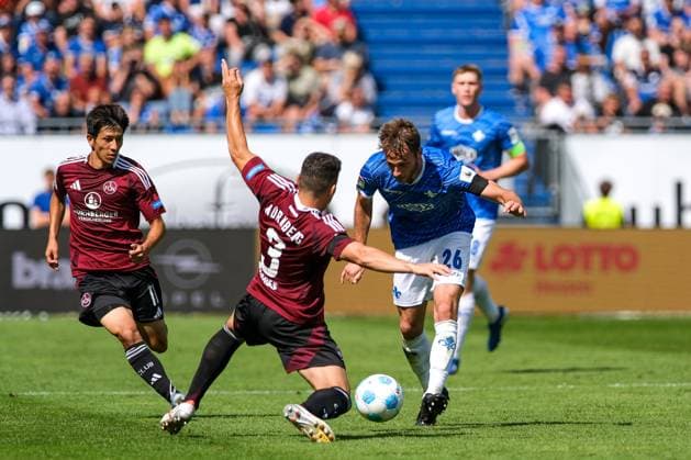 Matthias Bader (SV Darmstadt 98, 26) im Zweikampf mit Danilo Soares (1. FC Nuernberg, 03), dahinter Kanji Okunuki (1. FC Nuernberg, 11), GER, SV Darmstadt 98 vs. 1. FC Nuernberg, Fussball, 2. Bundesliga, 3. Spieltag, Spielzeit 2024 2025, 25.08.2024. DFL REGULATIONS PROHIBIT ANY USE OF PHOTOGRAPHS as IMAGE SEQUENCES and or QUASI-VIDEO GER, SV Darmstadt 98 vs. 1. FC Nuernberg Fussball, 2. Bundesliga, 3. Spieltag, Spielzeit 2024 2025, 25.08.2024. Darmstadt