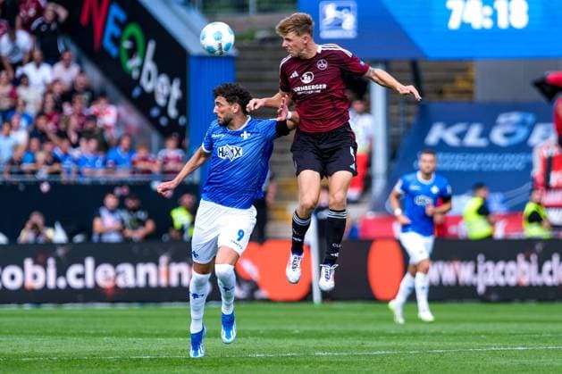 Fraser Hornby (SV Darmstadt 98, 09 im Zweikampf mit Finn Jeltsch (1. FC Nuernberg, 04), GER, SV Darmstadt 98 vs. 1. FC Nuernberg, Fussball, 2. Bundesliga, 3. Spieltag, Spielzeit 2024 2025, 25.08.2024. DFL REGULATIONS PROHIBIT ANY USE OF PHOTOGRAPHS as IMAGE SEQUENCES and or QUASI-VIDEO GER, SV Darmstadt 98 vs. 1. FC Nuernberg Fussball, 2. Bundesliga, 3. Spieltag, Spielzeit 2024 2025, 25.08.2024. Darmstadt
