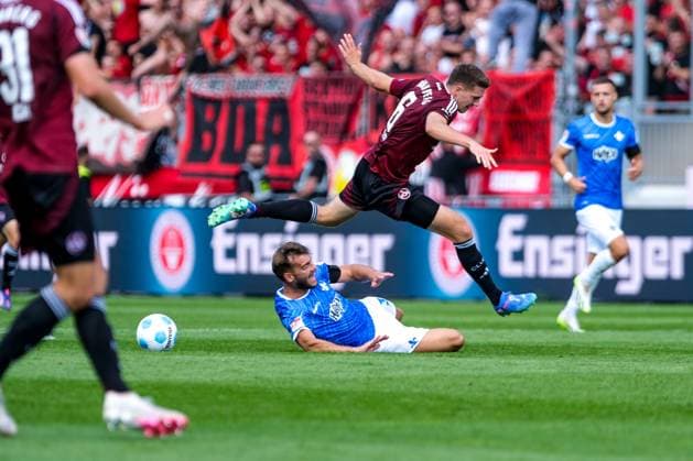 Killian Corredor(SV Darmstadt 98, 34) im Zweikampf mit Florian Flick (1. FC Nuernberg, 06), GER, SV Darmstadt 98 vs. 1. FC Nuernberg, Fussball, 2. Bundesliga, 3. Spieltag, Spielzeit 2024 2025, 25.08.2024. DFL REGULATIONS PROHIBIT ANY USE OF PHOTOGRAPHS as IMAGE SEQUENCES and or QUASI-VIDEO GER, SV Darmstadt 98 vs. 1. FC Nuernberg Fussball, 2. Bundesliga, 3. Spieltag, Spielzeit 2024 2025, 25.08.2024. Darmstadt