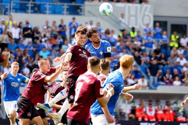 2024.08.25 xJFAx Fussball 2.Bundesliga 3.Spieltag Saison 2024 25, SV Darmstadt 98 - 1.FC Nürnberg v.l., Robin Knoche (1.FC Nürnberg), Fraser Hornby (SV Darmstadt 98) Kopfball, Kopfballduell (DFL DFB REGULATIONS PROHIBIT ANY USE OF PHOTOGRAPHS as IMAGE SEQUENCES and or QUASI-VIDEO