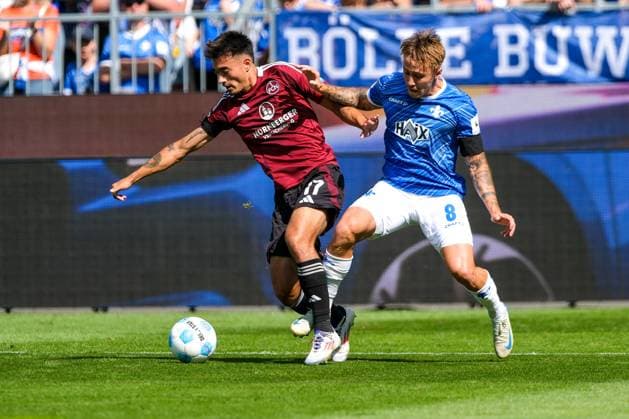 Jens Castrop (1. FC Nuernberg, 17) im Zweikampf mit Luca Marseiler (SV Darmstadt 98, 08), GER, SV Darmstadt 98 vs. 1. FC Nuernberg, Fussball, 2. Bundesliga, 3. Spieltag, Spielzeit 2024 2025, 25.08.2024. DFL REGULATIONS PROHIBIT ANY USE OF PHOTOGRAPHS as IMAGE SEQUENCES and or QUASI-VIDEO GER, SV Darmstadt 98 vs. 1. FC Nuernberg Fussball, 2. Bundesliga, 3. Spieltag, Spielzeit 2024 2025, 25.08.2024. Darmstadt