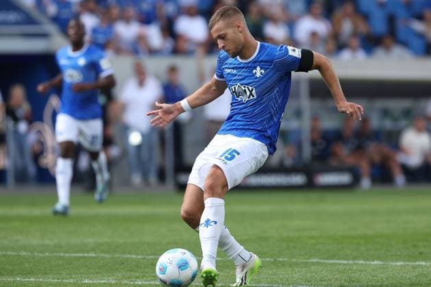 2024.08.25 xJFAx Fussball 2.Bundesliga 3.Spieltag Saison 2024 25, SV Darmstadt 98 - 1.FC Nürnberg v.l., Toschuss Fabian Nürnberger (SV Darmstadt 98) kurz vor Schluss (DFL DFB REGULATIONS PROHIBIT ANY USE OF PHOTOGRAPHS as IMAGE SEQUENCES and or QUASI-VIDEO