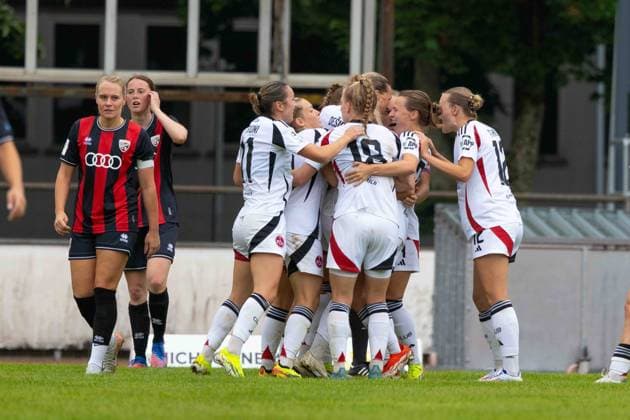 Ingolstadt, Deutschland 25. August 2024: 2. BL - Frauen - 2024 2025 - FC Ingolstadt 04 vs. 1. FC Nürnberg Im Bild: in der Traube Torschuetzin Medina Desic (FCN) jubelt nach seinem Tor zum 0:1 mit ihren Teamkolleginnen., MTV-Stadion Bayern Copyright: xFotostandx xSchaeferx