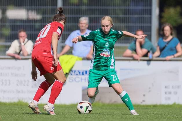 v.li.: Sylwia Matysik (1. FC Köln, 20) und Caroline Siems (SV Werder Bremen, 21) im Zweikampf, Duell, Dynamik, Aktion, Action, Spielszene, 25.08.2024, Münster (Deutschland), Fussball, Testspiel Frauen, SV Werder Bremen - 1. FC Köln