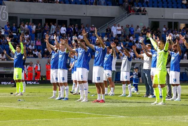 2024.08.25 xJFAx Fussball 2.Bundesliga 3.Spieltag Saison 2024 25, SV Darmstadt 98 - 1.FC Nürnberg v.l., der SV Darmstadt 98 bedankt sich bei den Fans, bedanken, Dank. Mannschaft nach dem Spiel, after the match bedankt sich bei den Fans, applauds the fans (DFL DFB REGULATIONS PROHIBIT ANY USE OF PHOTOGRAPHS as IMAGE SEQUENCES and or QUASI-VIDEO