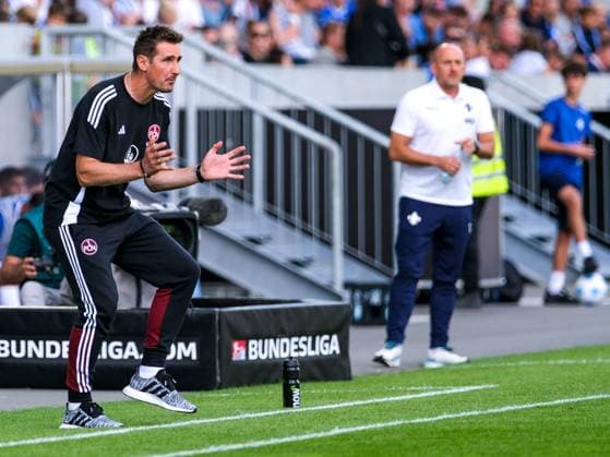 Miroslav Klose (1. FC Nuernberg, Trainer) gestikuliert, dahinter Torsten Lieberknecht (SV Darmstadt 98, Trainer), GER, SV Darmstadt 98 vs. 1. FC Nuernberg, Fussball, 2. Bundesliga, 3. Spieltag, Spielzeit 2024 2025, 25.08.2024. DFL REGULATIONS PROHIBIT ANY USE OF PHOTOGRAPHS as IMAGE SEQUENCES and or QUASI-VIDEO GER, SV Darmstadt 98 vs. 1. FC Nuernberg Fussball, 2. Bundesliga, 3. Spieltag, Spielzeit 2024 2025, 25.08.2024. Darmstadt