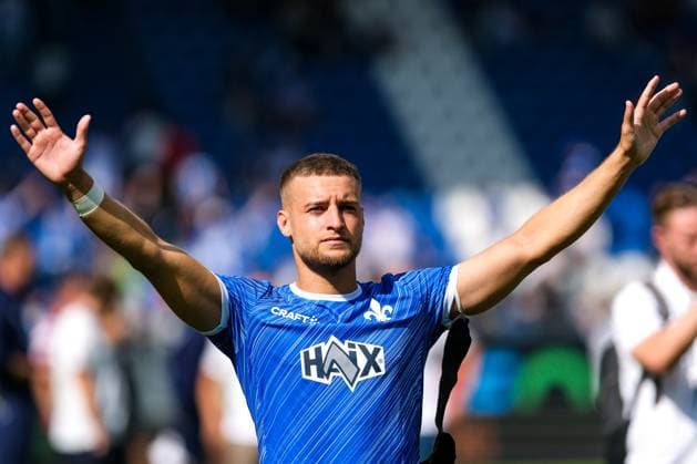 Fabian Nuernberger (SV Darmstadt 98, 15) bedankt sich bei den Fans, GER, SV Darmstadt 98 vs. 1. FC Nuernberg, Fussball, 2. Bundesliga, 3. Spieltag, Spielzeit 2024 2025, 25.08.2024. DFL REGULATIONS PROHIBIT ANY USE OF PHOTOGRAPHS as IMAGE SEQUENCES and or QUASI-VIDEO GER, SV Darmstadt 98 vs. 1. FC Nuernberg Fussball, 2. Bundesliga, 3. Spieltag, Spielzeit 2024 2025, 25.08.2024. Darmstadt