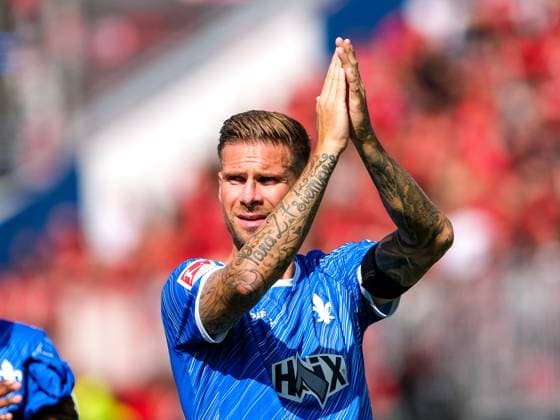 Tobias Kempe (SV Darmstadt 98, 11) bedankt sich bei den Fans, GER, SV Darmstadt 98 vs. 1. FC Nuernberg, Fussball, 2. Bundesliga, 3. Spieltag, Spielzeit 2024 2025, 25.08.2024. DFL REGULATIONS PROHIBIT ANY USE OF PHOTOGRAPHS as IMAGE SEQUENCES and or QUASI-VIDEO GER, SV Darmstadt 98 vs. 1. FC Nuernberg Fussball, 2. Bundesliga, 3. Spieltag, Spielzeit 2024 2025, 25.08.2024. Darmstadt