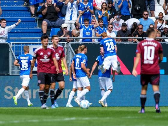 Isac Lidberg (SV Darmstadt 98, 07) und Team bejubeln das Tor zum 1:0, GER, SV Darmstadt 98 vs. 1. FC Nuernberg, Fussball, 2. Bundesliga, 3. Spieltag, Spielzeit 2024 2025, 25.08.2024. DFL REGULATIONS PROHIBIT ANY USE OF PHOTOGRAPHS as IMAGE SEQUENCES and or QUASI-VIDEO GER, SV Darmstadt 98 vs. 1. FC Nuernberg Fussball, 2. Bundesliga, 3. Spieltag, Spielzeit 2024 2025, 25.08.2024. Darmstadt