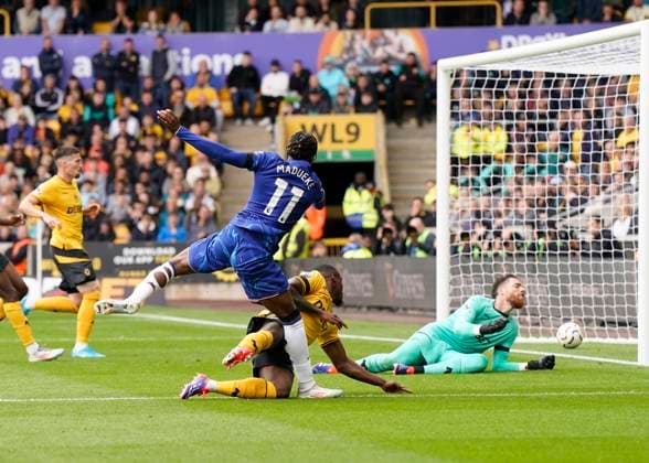 Bilder des Jahres 2024, Sport 08 August Sport Themen der Woche KW34 Sport Bilder des Tages Wolverhampton, England, 25th August 2024.Noni Madueke of Chelsea scores their fifth and his hat trick goal during the Premier League match at Molineux, Wolverhampton. Picture credit should read: Andrew Yates Sportimage EDITORIAL USE ONLY. No use with unauthorised audio, video, data, fixture lists, club league logos or live services. Online in-match use limited to 120 images, no video emulation. No use in betting, games or single club league player publications. SPI-3276-0074
