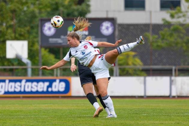 Ingolstadt, Deutschland 25. August 2024: 2. BL - Frauen - 2024 2025 - FC Ingolstadt 04 vs. 1. FC Nürnberg Im Bild: v. li. im Zweikampf Kerstin Bogenschütz Bogenschuetz (FCI) und Meret Günster Guenster (FCN) MTV-Stadion Bayern Copyright: xFotostandx xSchaeferx