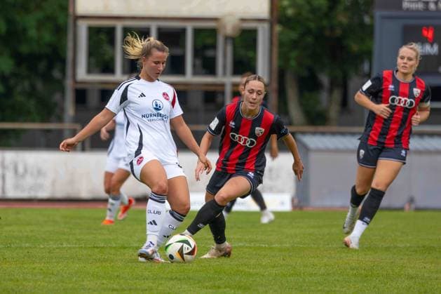 Ingolstadt, Deutschland 25. August 2024: 2. BL - Frauen - 2024 2025 - FC Ingolstadt 04 vs. 1. FC Nürnberg Im Bild: v. li. im Zweikampf Meret Günster Guenster (FCN) und Larissa Galves-Estrada (FCI) MTV-Stadion Bayern Copyright: xFotostandx xSchaeferx
