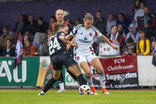 Ingolstadt, Deutschland 25. August 2024: 2. BL - Frauen - 2024 2025 - FC Ingolstadt 04 vs. 1. FC Nürnberg Im Bild: v. li. im Zweikampf Stefanie Reischmann (FCI) und Nastassja Lein (FCN) MTV-Stadion Bayern Copyright: xFotostandx xSchaeferx
