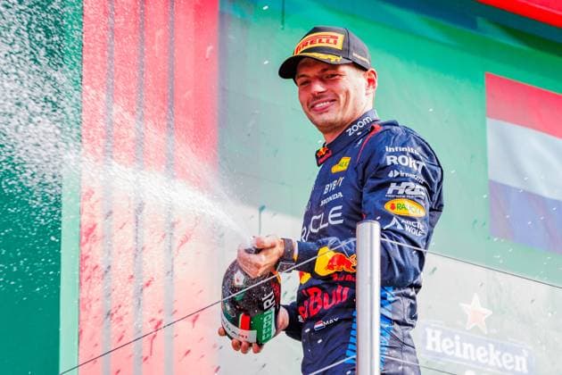 Max Verstappen (NED, Oracle Red Bull Racing); Siegerehrung, Award Ceremony; Zweitplatzierter, Silbermedaille, silver medal; Champagnerdusche, 25.08.2024, Zandvoort (Niederlande), Motorsport, Formel 1, Großer Preis der Niederlande 2024