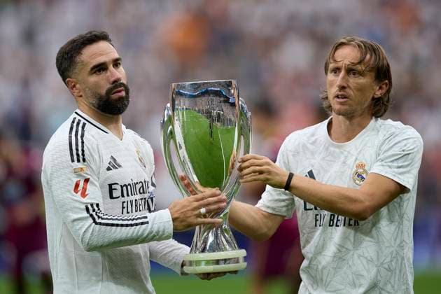 Sport Themen der Woche KW34 Sport Bilder des Tages August 25, 2024, Madrid, Madrid, Spain: Dani Carvajal and Luka Modric of Real Madrid CF with SuperCup Europe trophy during La Liga football match between Real Madrid CF v Real Valladolid at Santiago Bernabeu Stadium in Madrid, Spain, August 25, 2024 Madrid Spain - ZUMAa206 20240825_zsp_a206_050 Copyright: xRubenxAlbarranx