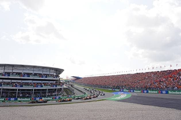 25.08.2024, Circuit Park Zandvoort, Zandvoort, FORMULA 1 HEINEKEN DUTCH GRAND PRIX 2024 , im Bild Rennstart:, Max Verstappen (NLD), Oracle Red Bull Racing, Lando Norris (GBR), McLaren F1 Team, George Russell (GBR), Mercedes-AMG Petronas Formula One Team, Oscar Piastri (AUS), Charles Leclerc (MCO), Scuderia Ferrari HP, Carlos Sainz Jr. (ESP), Fernando Alonso (ESP), Aston Martin Aramco Cognizant Formula One Team, Lewis Hamilton (GBR), Nico Hülkenberg (DEU), Haas F1 Team Defodi-506_20240825_hbr_3400