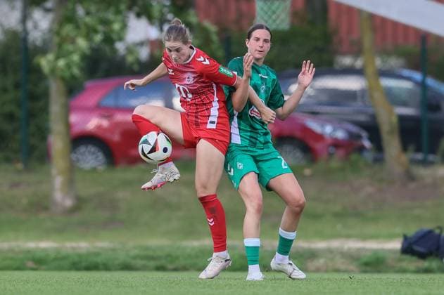 v.li.: Taylor Ziemer (1. FC Köln, 18) und Lara Schmidt (SV Werder Bremen, 24) im Zweikampf, Duell, Dynamik, Aktion, Action, Spielszene, 25.08.2024, Münster (Deutschland), Fussball, Testspiel Frauen, SV Werder Bremen - 1. FC Köln