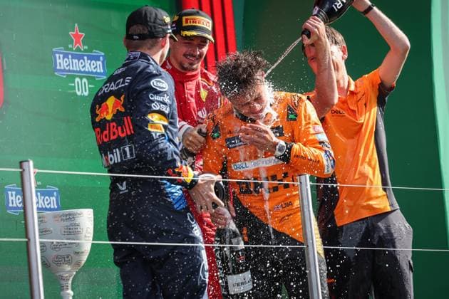 Foto IPP Enrico Schiavi Zandvoort 25-08-2024 Formula 1 F1 Gran Premio di Olanda 2024 Gara nella foto: da sx. Max Verstappen - RedBull Racing con Charles Leclerc - Ferrari e Lando Norris - McLaren Zandvoort italy  Copyright: xR4924_italyphotopressx