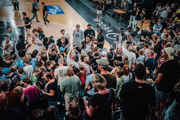 Basketball Männer Saison 2024 2025 easyCredit Basketball Bundesliga Testspiel Veolia Towers Hamburg vs. EWE Baskets Oldenburg 25.08.2024 Towers geben Autogramme an Fans nach dem Spiel Hamburg Inselpark Arena Hamburg Deutschland