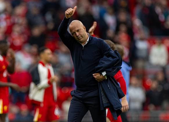 Football - FA Premier League - Liverpool FC v Brentford FC LIVERPOOL, ENGLAND - Sunday, August 25, 2024: Liverpool s head coach Arne Slot waves to the supporters after the FA Premier League match between Liverpool FC and Brentford FC at Anfield. (Photo by David Rawcliffe Propaganda) LIVERPOOL Anfield MERSEYSIDE ENGLAND  Copyright: xDavidxRawcliffex P2024-08-25-Liverpool_Brentford-45