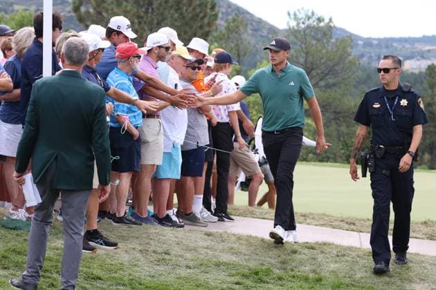 CASTLE ROCK, CO - AUGUST 25: PGA, Golf Herren golfer Ludvig Aberg high fives the fans as he walks to the first tee during the final round of the PGA FedExCup BMW Championship on August 25th, 2024, at Castle Pines Golf Club in Castle Rock, Colorado. (Photo by Brian Spurlock Icon Sportswire) GOLF: AUG 25 PGA FedExCup Playoffs - BMW Championship EDITORIAL USE ONLY Icon24082515