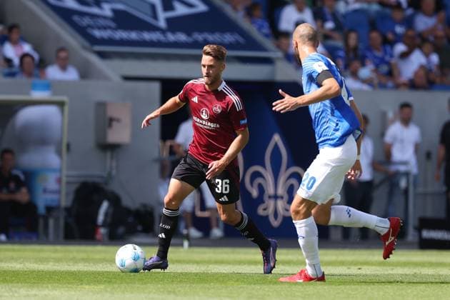 2024.08.25 xJFAx Fussball 2.Bundesliga 3.Spieltag Saison 2024 25, SV Darmstadt 98 - 1.FC Nürnberg v.l., Lukas Schleimer (1.FC Nürnberg), Aleksander Vukovic (SV Darmstadt 98) (DFL DFB REGULATIONS PROHIBIT ANY USE OF PHOTOGRAPHS as IMAGE SEQUENCES and or QUASI-VIDEO
