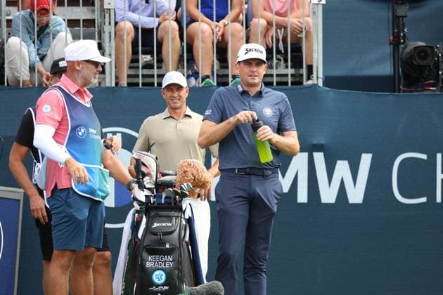 CASTLE ROCK, CO - AUGUST 25: PGA, Golf Herren golfers Keegan Bradley and Adam Scott wait to tee off on the first hole during the final round of the PGA FedExCup BMW Championship on August 25th, 2024, at Castle Pines Golf Club in Castle Rock, Colorado. (Photo by Brian Spurlock Icon Sportswire) GOLF: AUG 25 PGA FedExCup Playoffs - BMW Championship EDITORIAL USE ONLY Icon24082539