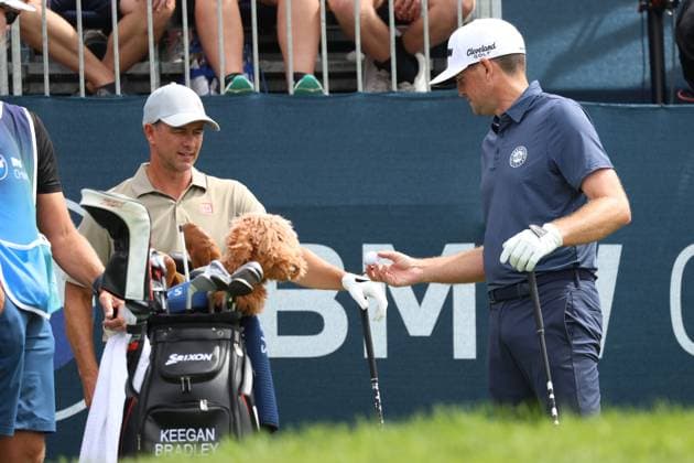 CASTLE ROCK, CO - AUGUST 25: PGA, Golf Herren golfer Keegan Bradley shows his ball to Adam Scott before teeing off on the first hole during the final round of the PGA FedExCup BMW Championship on August 25th, 2024, at Castle Pines Golf Club in Castle Rock, Colorado. (Photo by Brian Spurlock Icon Sportswire) GOLF: AUG 25 PGA FedExCup Playoffs - BMW Championship EDITORIAL USE ONLY Icon24082540