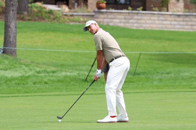 CASTLE ROCK, CO - AUGUST 25: PGA, Golf Herren golfer Adam Scott plays his second shot on the first hole during the final round of the PGA FedExCup BMW Championship on August 25th, 2024, at Castle Pines Golf Club in Castle Rock, Colorado. (Photo by Brian Spurlock Icon Sportswire) GOLF: AUG 25 PGA FedExCup Playoffs - BMW Championship EDITORIAL USE ONLY Icon24082546