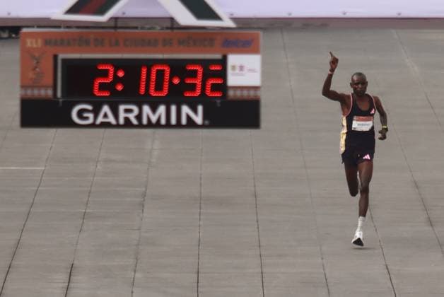 August 25, 2024, Mexico City, Ciudad de Mexico, Mexico: Edwin Kiprop Kipto of Kenya crossing the finish line in MenÃ¢â‚¬â ¢s first place of the XLI Mexico City Marathon 2024 posing with her medal. on August 25, 2024 in Mexico City, Mexico. Mexico City Mexico - ZUMAe321 20240825_zsa_e321_024 Copyright: xCarlosxSantiago xEyepixxGroupx