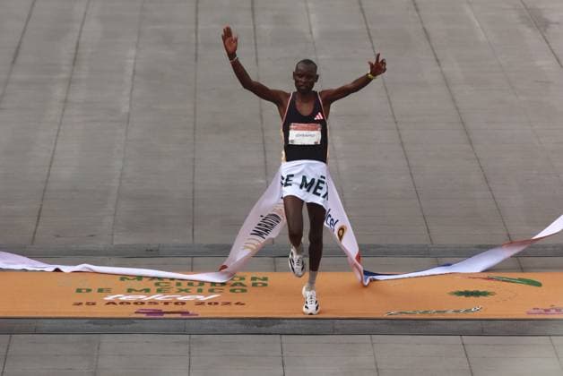 August 25, 2024, Mexico City, Ciudad de Mexico, Mexico: Edwin Kiprop Kipto of Kenya crossing the finish line in MenÃ¢â‚¬â ¢s first place of the XLI Mexico City Marathon 2024 posing with her medal. on August 25, 2024 in Mexico City, Mexico. Mexico City Mexico - ZUMAe321 20240825_zsa_e321_035 Copyright: xCarlosxSantiago xEyepixxGroupx