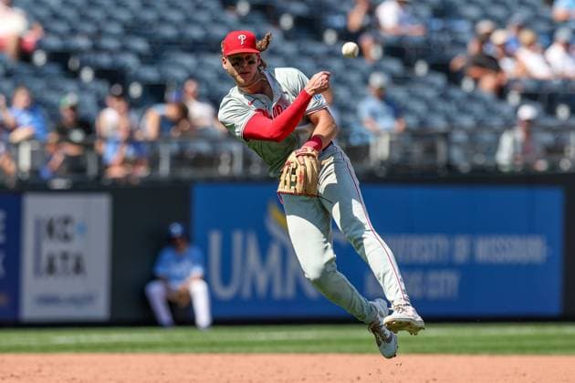 Sport Bilder des Tages August 25, 2024: Philadelphia Phillies third baseman Alec Bohm (28) throws to first for the out on Kansas City Royals center fielder Garrett Hampson (2) during the sixth inning at Kauffman Stadium in Kansas City, MO. CSM Kansas City United States of America - ZUMAc04_ 20240825_zma_c04_041 Copyright: xDavidxSmithx