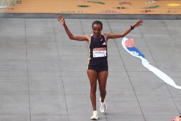 August 25, 2024, Mexico City, Ciudad de Mexico, Mexico: Shitaye Eshete of Bahrein crossing the finish line in womenÃ¢â‚¬â ¢s second place of the XLI Mexico City Marathon 2024 posing with her medal. on August 25, 2024 in Mexico City, Mexico. Mexico City Mexico - ZUMAe321 20240825_zsa_e321_011 Copyright: xCarlosxSantiago xEyepixxGroupx