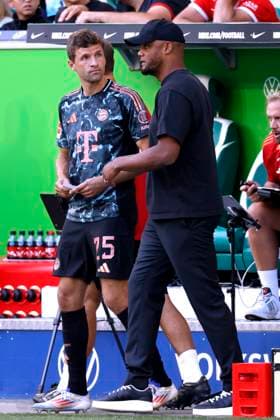 Sport Themen der Woche KW34 Sport Bilder des Tages KOMPANY Vincent Trainer Team FC Bayern Muenchen mit MUELLER Thomas bei der Einwechslung DFL Bundesliga Saison 2024 - 2025 Spiel VfL Wolfsburg - FC Bayern Muenchen 2 : 3 am 25.08.2024 in Wolfsburg *** KOMPANY Vincent Coach Team FC Bayern Muenchen with MUELLER Thomas at the substitution DFL Bundesliga Season 2024 2025 Match VfL Wolfsburg FC Bayern Muenchen 2 3 on 25 08 2024 in Wolfsburg Copyright: xLacixPerenyix