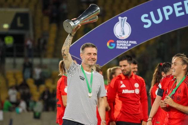 Dresden, Deutschland 25. August 2024: Supercup - Frauen - 2024 2025 - VfL Wolfsburg vs. 1. FC Bayern München Im Bild: Trainer Alexander Straus (FCB) mit Supercup Pokal in der Hand DFB regulations prohibit any use of photographs as image sequences and or quasi-video Rudolf-Harbig-Stadion Sachsen Copyright: xFotostandx xFantinix