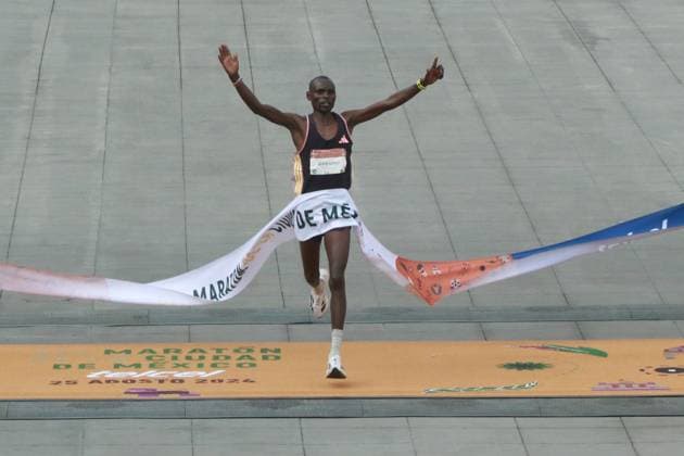 XLI Maraton de la Ciudad de Mexico Edwin Kiprop Kiptoo of Kenya reaches the finish line in first place in the men s elite category of the XLI Maraton de la Ciudad de Mexico 2024. on August 25, 2024 in Mexico City, Mexico. (Photo by Jose Luis Torales Eyepix Group) Copyright: xJosexLuisxTorales xEyepixxGroupx JLT_25082024_128759