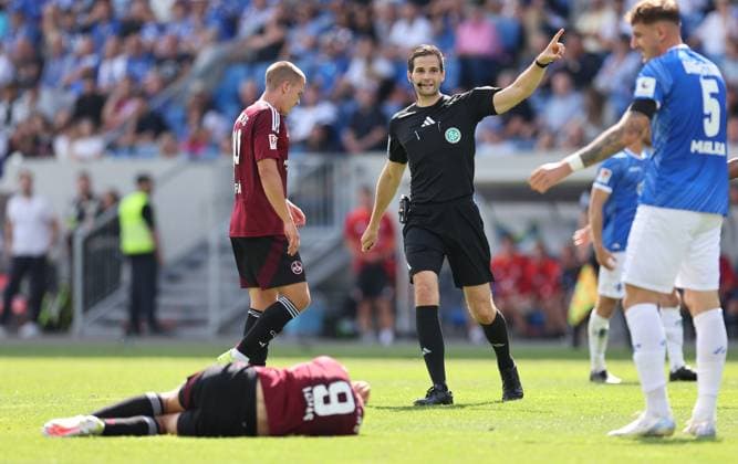 25.08.2024, xdcx, Fussball 2. Bundesliga, SV Darmstadt 98 - 1. FC Nürnberg, emonline, emspor, despor, v.l., Schiedsrichter Dr. Max Burda gibt Anweisungen, gestikuliert, mit den Armen gestikulieren gives instructions, gesticulate DFL DFB REGULATIONS PROHIBIT ANY USE OF PHOTOGRAPHS AS IMAGE SEQUENCES AND OR QUASI-VIDEO.
