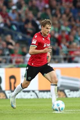 23.08.2024, xtgx, Fussball 2. Bundesliga, Hannover 96 - Hamburger SV emspor, v.l. Max Christiansen (Hannover, 13) Freisteller, Einzelbild, Ganzkoerper, single frame (DFL DFB REGULATIONS PROHIBIT ANY USE OF PHOTOGRAPHS as IMAGE SEQUENCES and or QUASI-VIDEO) Hannover