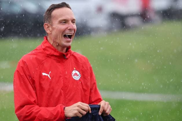SOCCER - UEFA CL, RBS vs Kyiv SALZBURG,AUSTRIA,26.AUG.24 - SOCCER - UEFA Champions League, qualification, Red Bull Salzburg vs FC Dynamo Kyiv, preview, training RBS. Image shows head coach Pepijn Lijnders (RBS).  GEPAxpictures xDavidxGeieregger