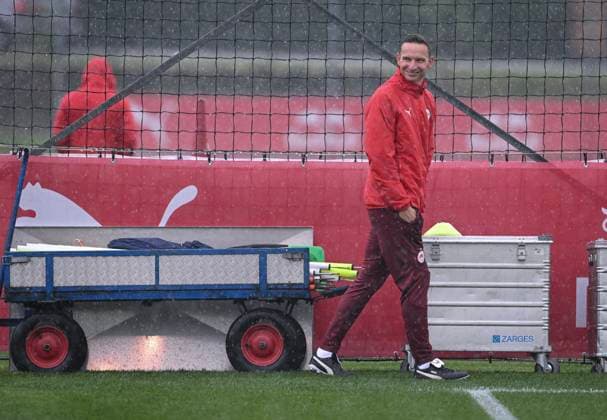 FUSSBALL Champions League Qualifikation Saison 2024 2025 Rueckspiel FC Salzburg - Dynamo Kiew 26.08.2024 Training FC Salzburg; Trainer Pepijn Lijnders im Regen