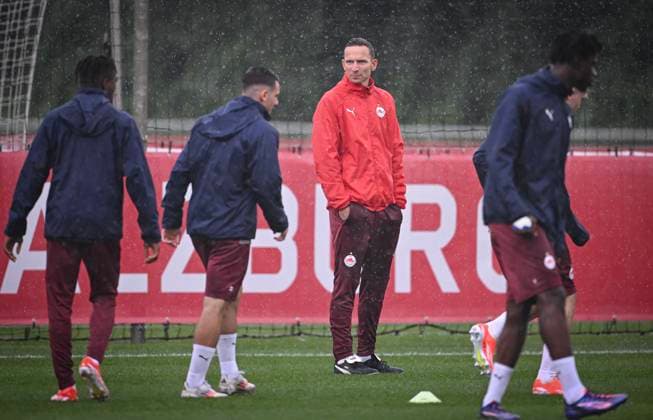 FUSSBALL Champions League Qualifikation Saison 2024 2025 Rueckspiel FC Salzburg - Dynamo Kiew 26.08.2024 Training FC Salzburg; Trainer Pepijn Lijnders