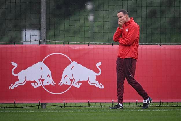 FUSSBALL Champions League Qualifikation Saison 2024 2025 Rueckspiel FC Salzburg - Dynamo Kiew 26.08.2024 Training FC Salzburg; Trainer Pepijn Lijnders nachdenklich