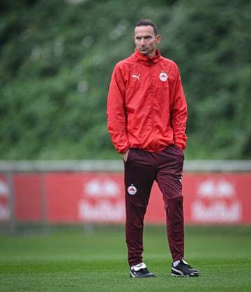 FUSSBALL Champions League Qualifikation Saison 2024 2025 Rueckspiel FC Salzburg - Dynamo Kiew 26.08.2024 Training FC Salzburg; Trainer Pepijn Lijnders