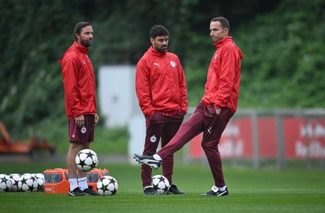 FUSSBALL Champions League Qualifikation Saison 2024 2025 Rueckspiel FC Salzburg - Dynamo Kiew 26.08.2024 Training FC Salzburg; Trainer Pepijn Lijnders (re) mit Co Trainer Vitor Matos (Mitte) und Athletiktrainer Andreas Kornmayer (li)