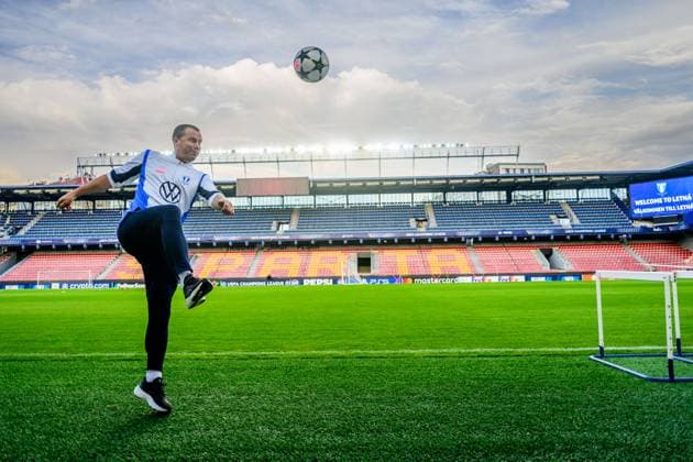 240826 Sports director Daniel Andersson during a training session with Malmö FF on August 26, 2024 in Prague. Photo: Mathilda Ahlberg BILDBYRAN kod MA MA0709 fotboll football soccer fotball champions league träning practice training malmö ff bbeng Copyright: MATHILDAxAHLBERG BB240826MA139