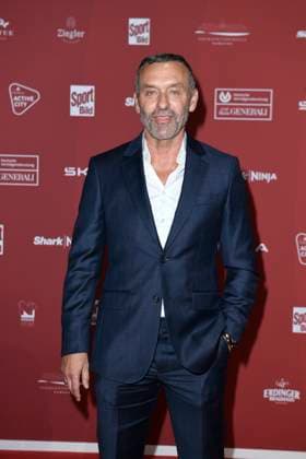 Thomas Doll bei der Ankunft zu der Preisverleihung des BILD-Award am 26.08.2024 in der Fischauktionshalle in Hamburg