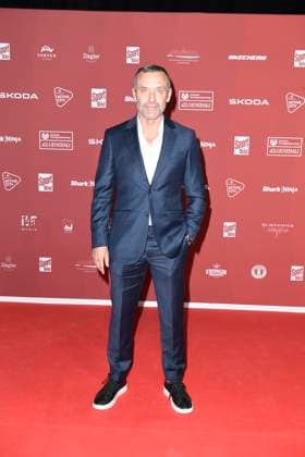 Thomas Doll bei der Ankunft zu der Preisverleihung des BILD-Award am 26.08.2024 in der Fischauktionshalle in Hamburg